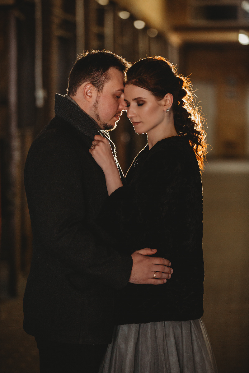 фотосессия весной, в конюшне, контровый свет от фонаря, влюбленная пара, загородный клуб журавка