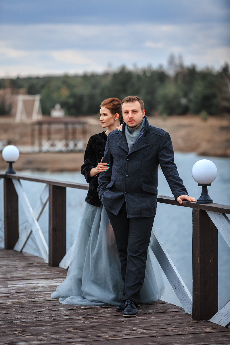 фотография пары на фоне воды на берегу озера или реки, клуб журавка