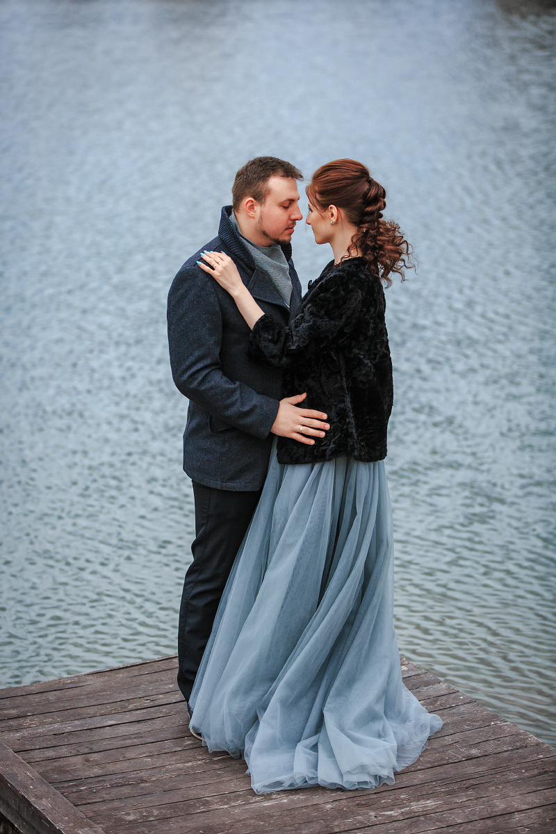 фотография пары на фоне воды на берегу озера или реки