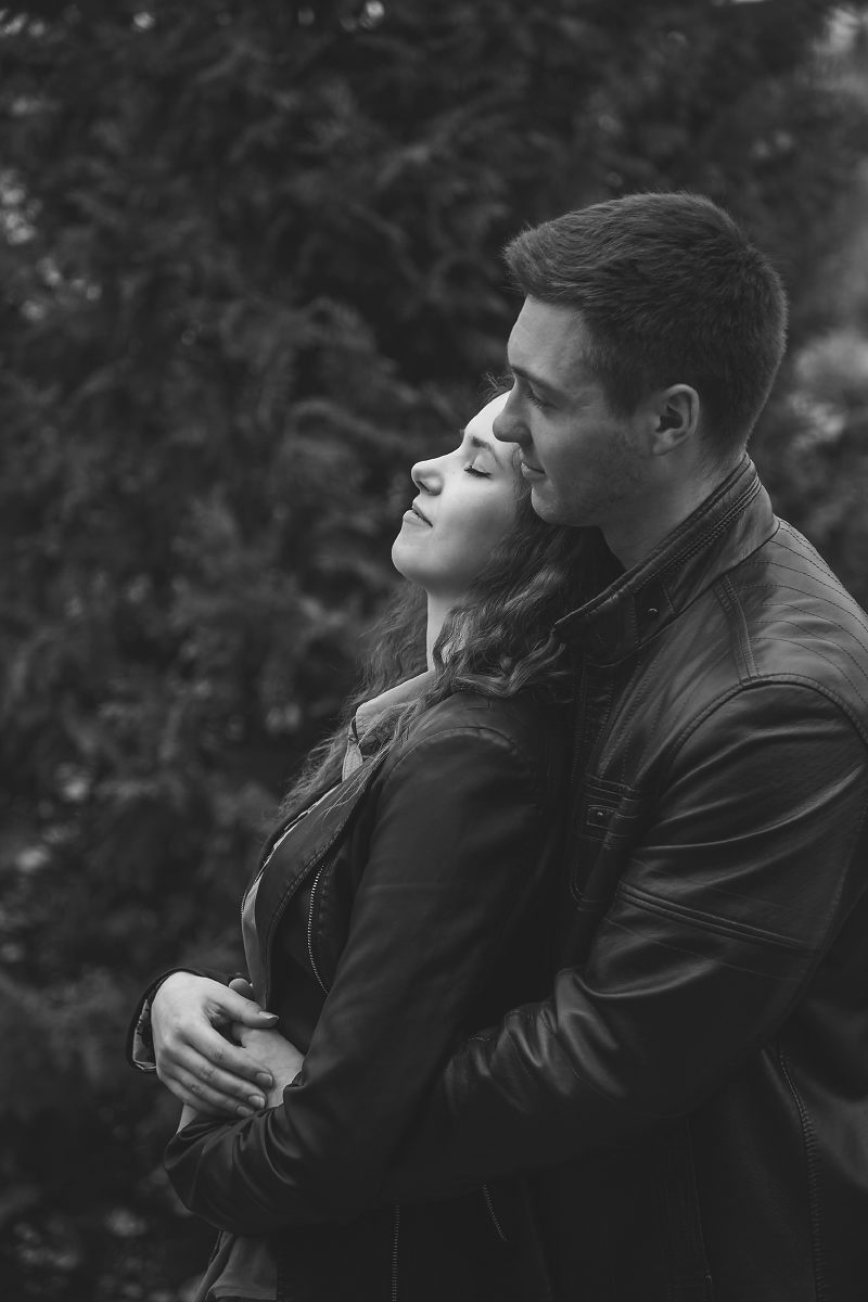 прогулочная фотосессия в парке, черно-белый портрет