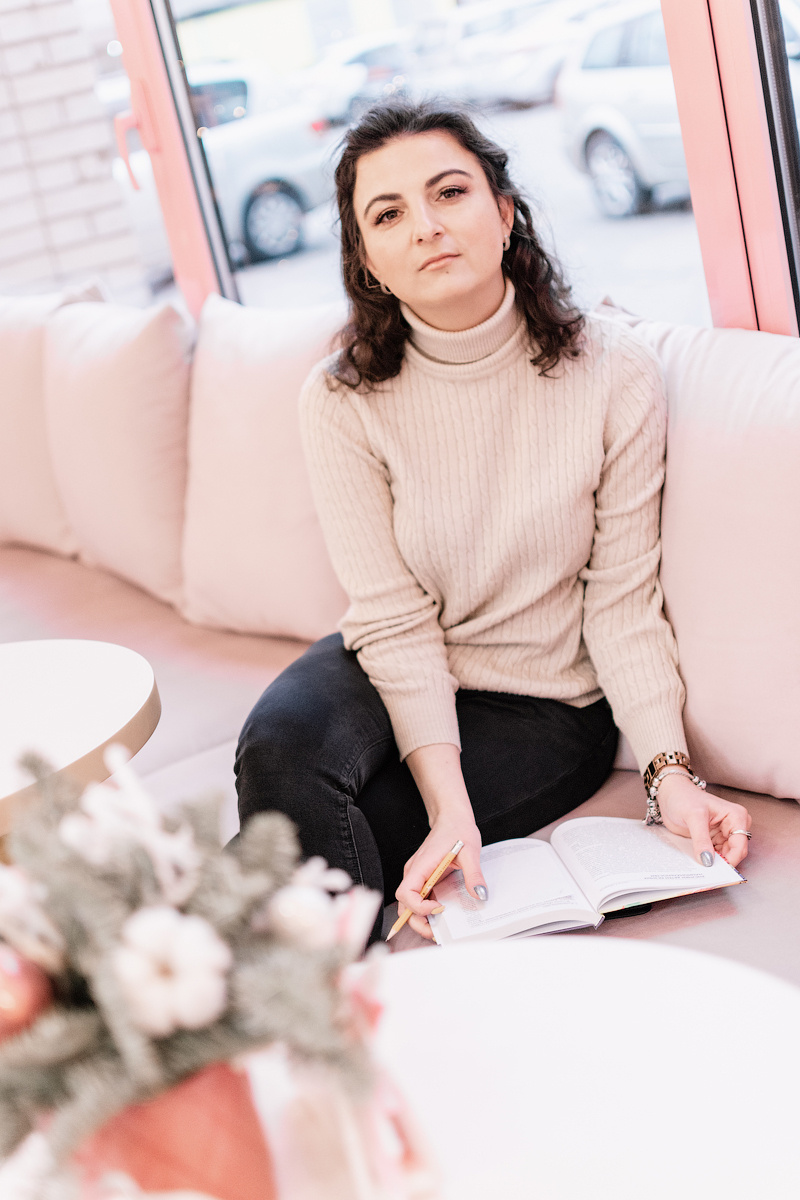 Фотосессия Сони в кафе «Миндальное счастье». Майя Афзаал. Фотограф. Псков