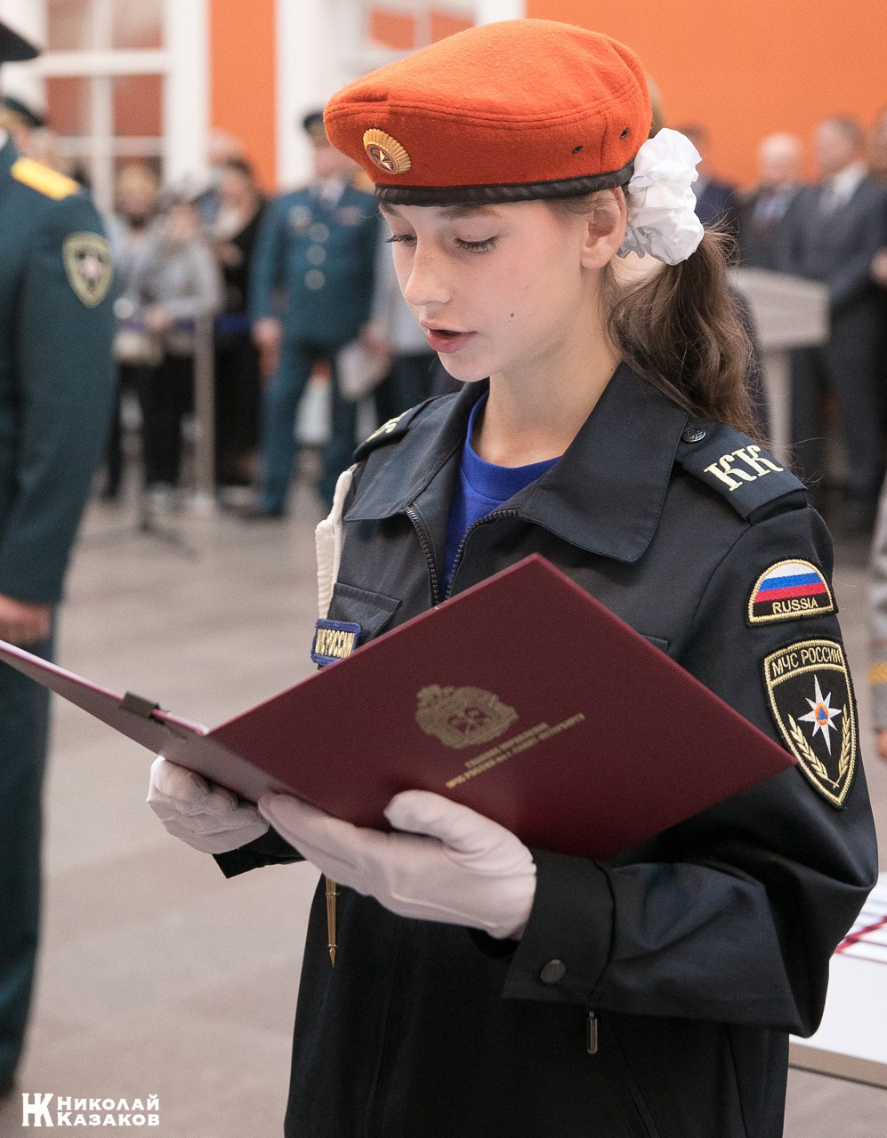 Воспитанница кадетского класса МЧС читает присягу во время торжественного посвящения в кадеты в Атриуме Петропавловской крепости