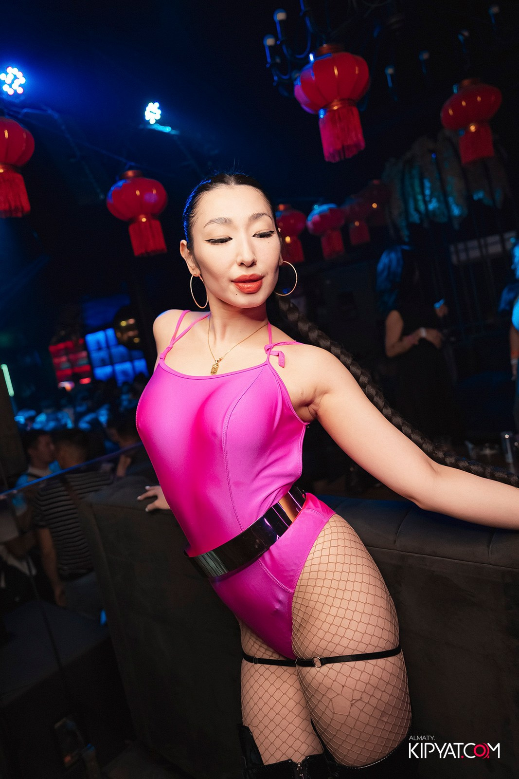 UYAT ЕМES BAR. КИПЯТКОМ АЛМАТЫ!