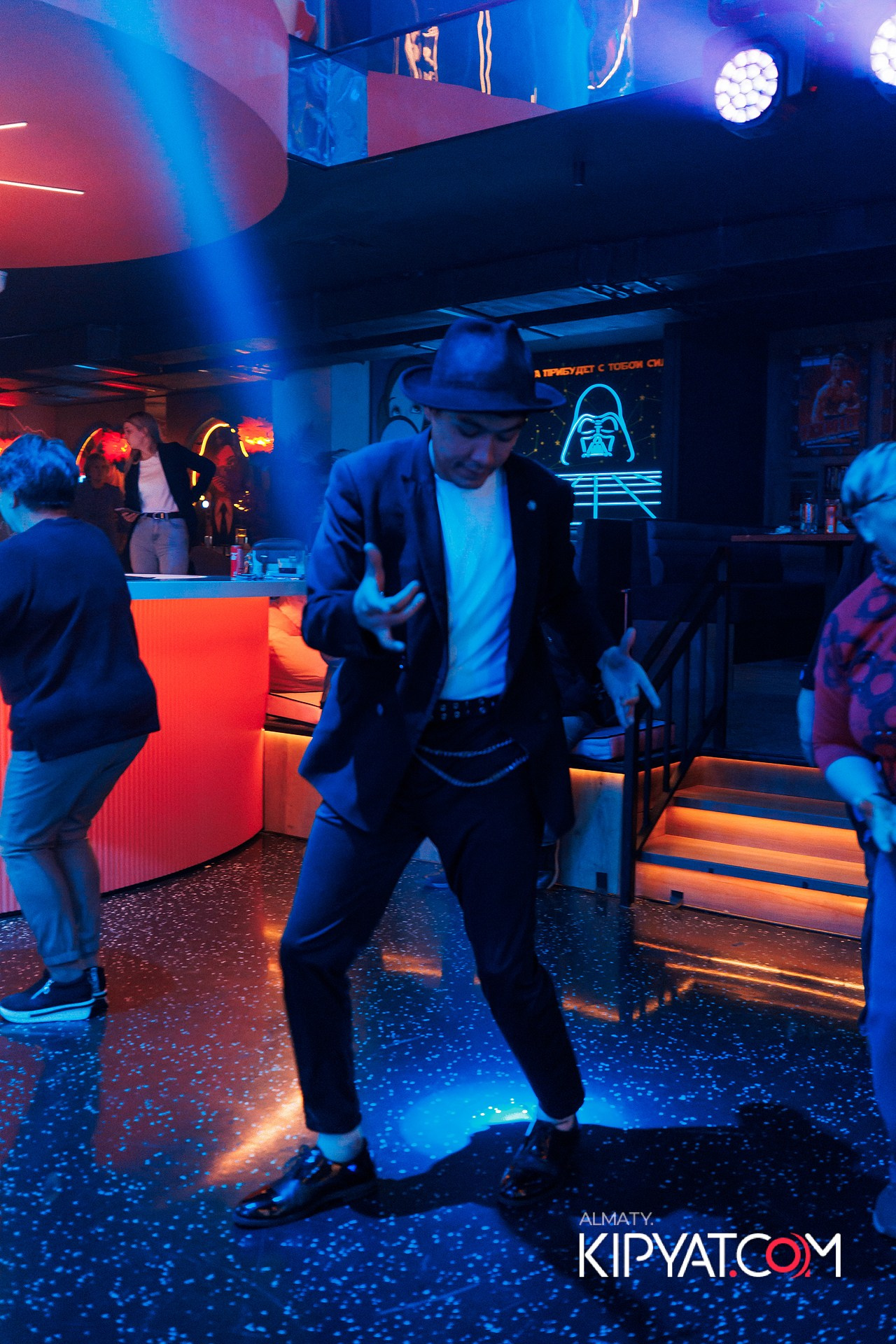 ПРЕЗЕНТАЦИЯ КНИГИ ВИКТОРА ЕЛИСЕЕВА. КИПЯТКОМ АЛМАТЫ!