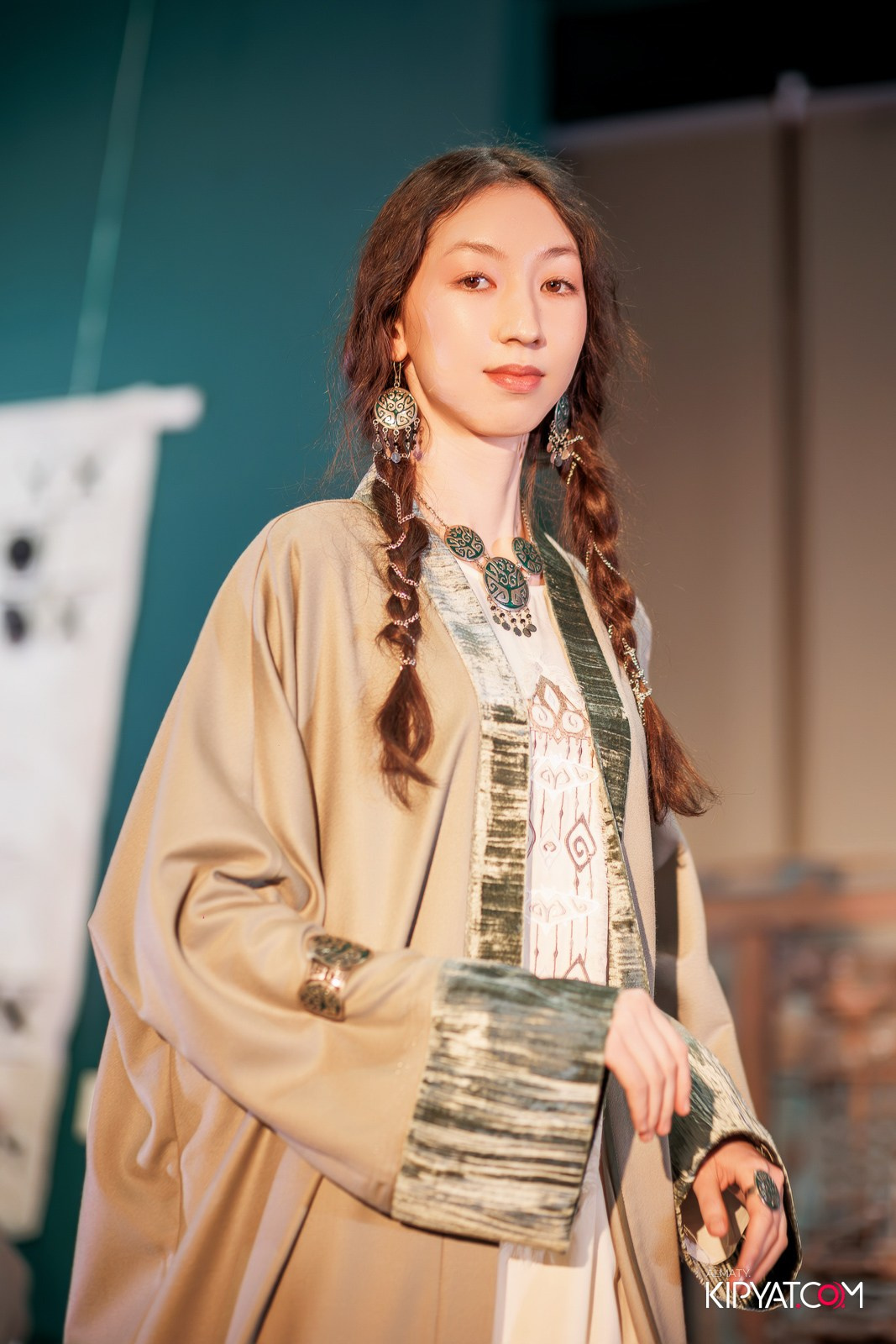 FASHION ПОКАЗ, КАЗАХСКОЙ НАЦИОНАЛЬНОЙ ОДЕЖДЫ. КИПЯТКОМ АЛМАТЫ!