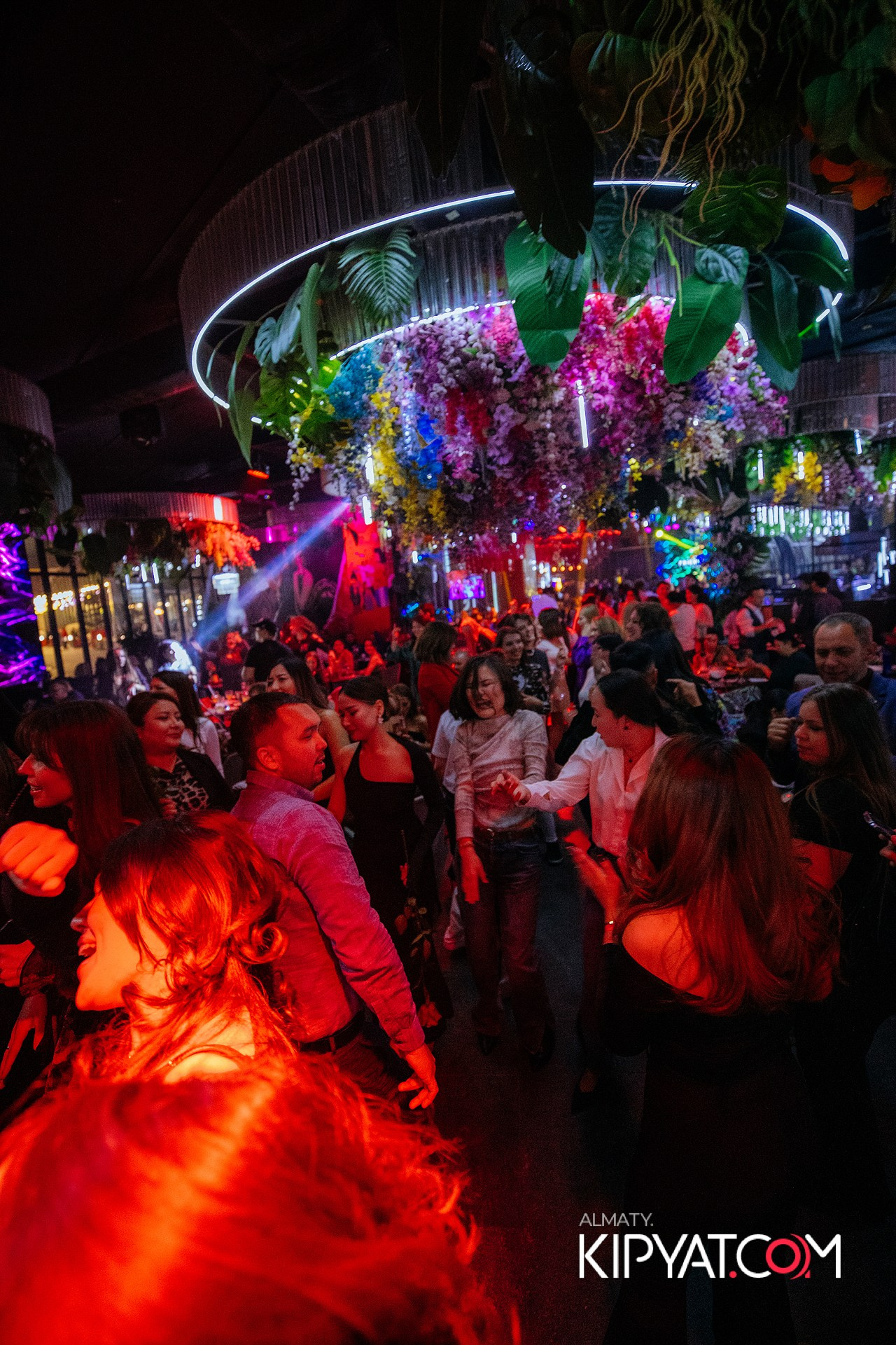 FRIENDS BAR & TERRACE. КИПЯТКОМ АЛМАТЫ!