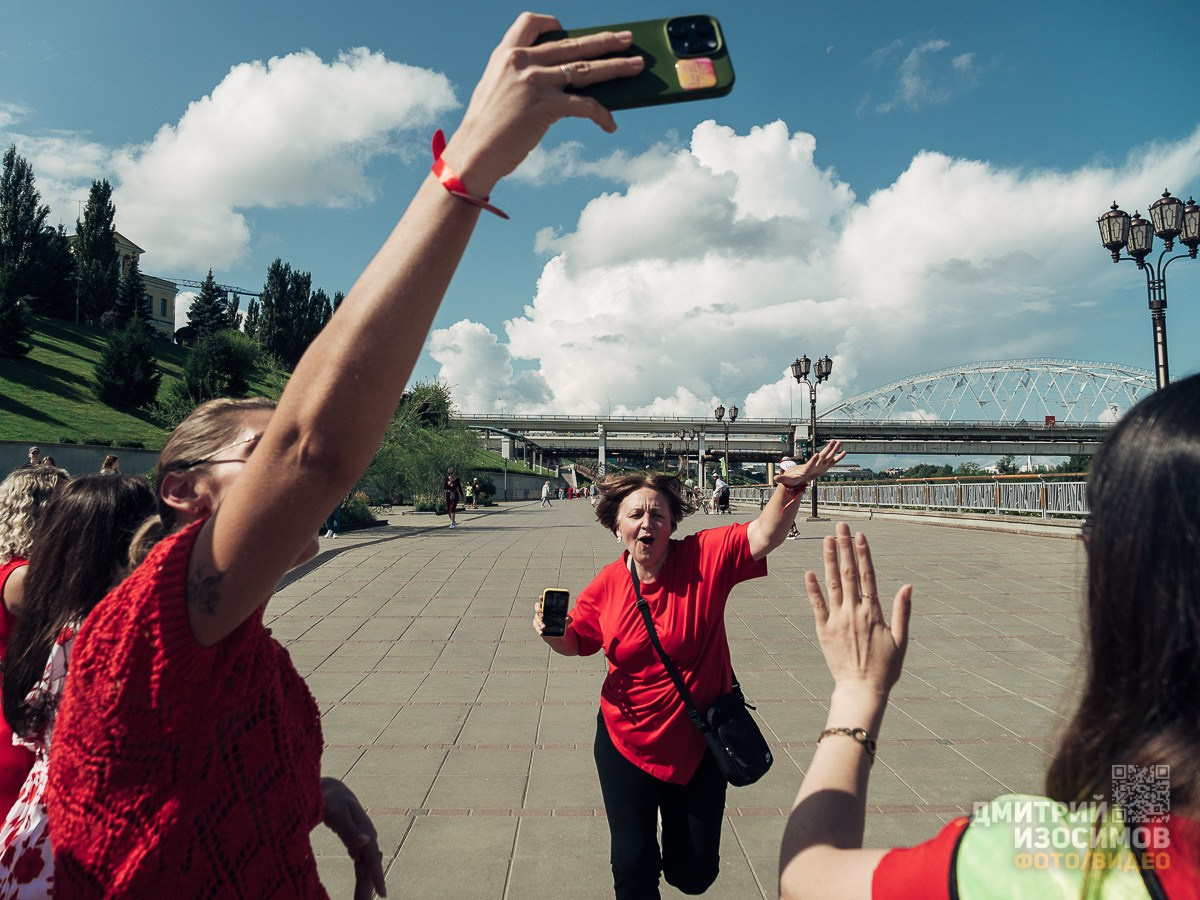 Забег в красных платьях