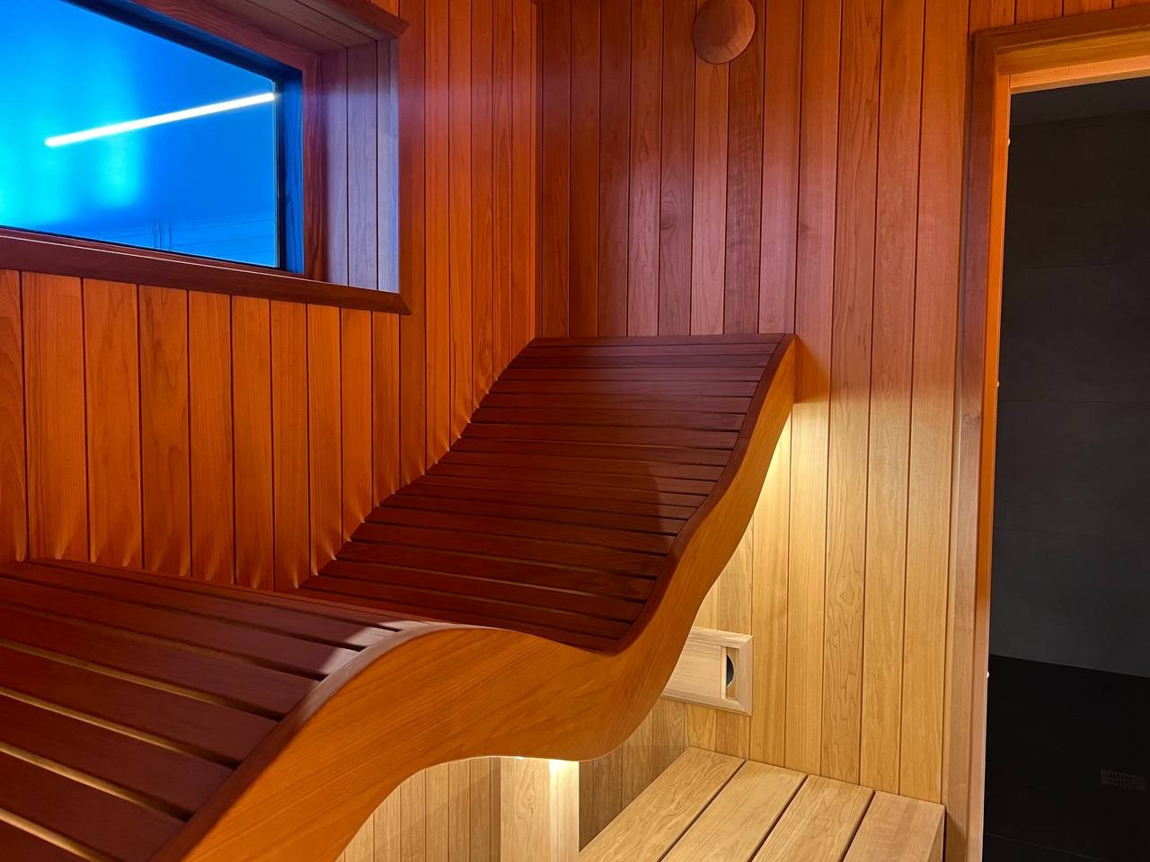 Сауна в Хапо-Ое имеет две зоны: внешне похожие, но разные по назначению. Можно выбрать одну или насладиться обеими сразу. SaunaTopMasters