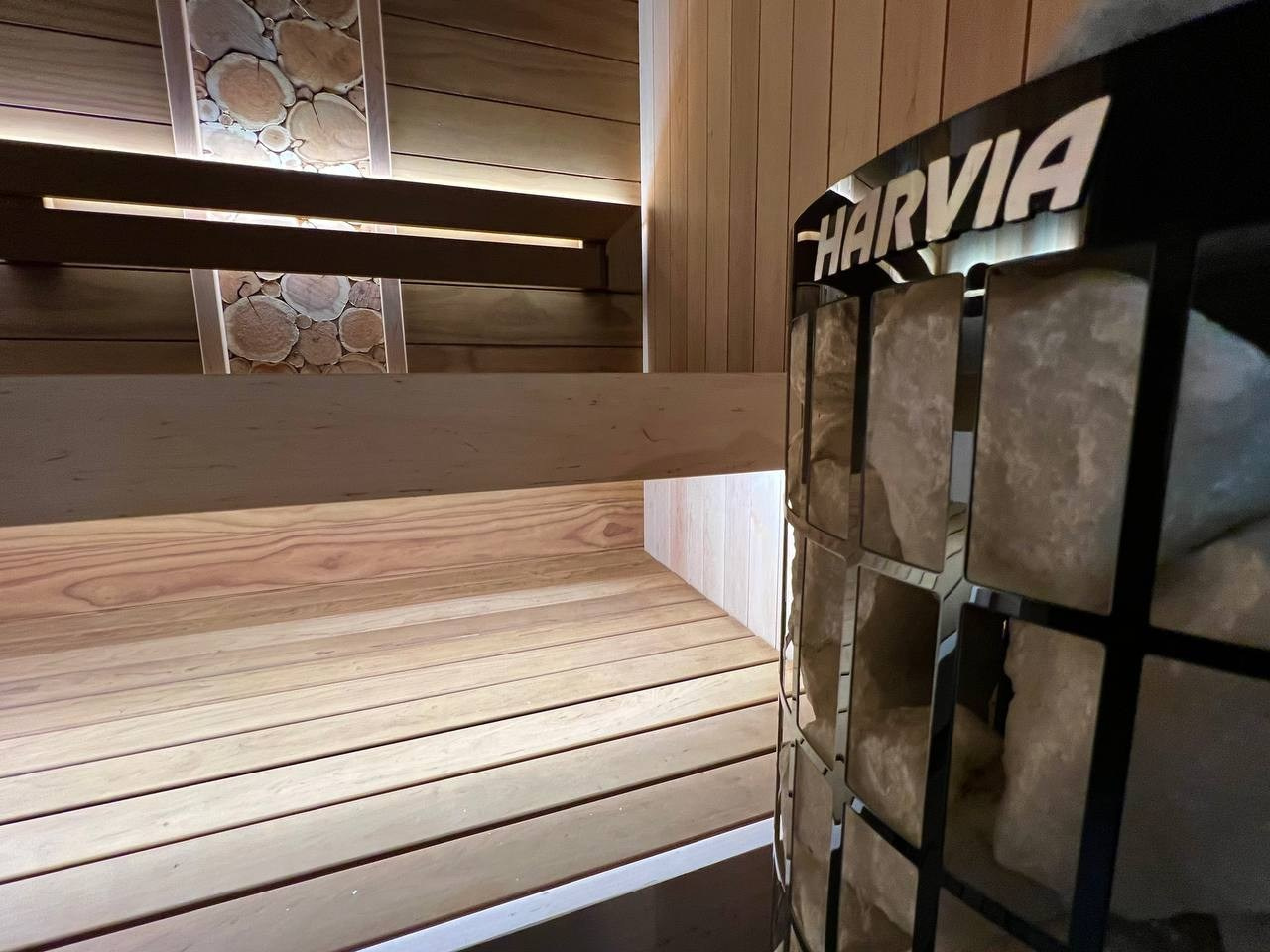 Сауна под стеклянный фасад в Куркиеках на берегу одноименной реки. Pino Premio и ольха, можжевельник и сердце парной- Harvia Cilindro. SaunaTopMasters