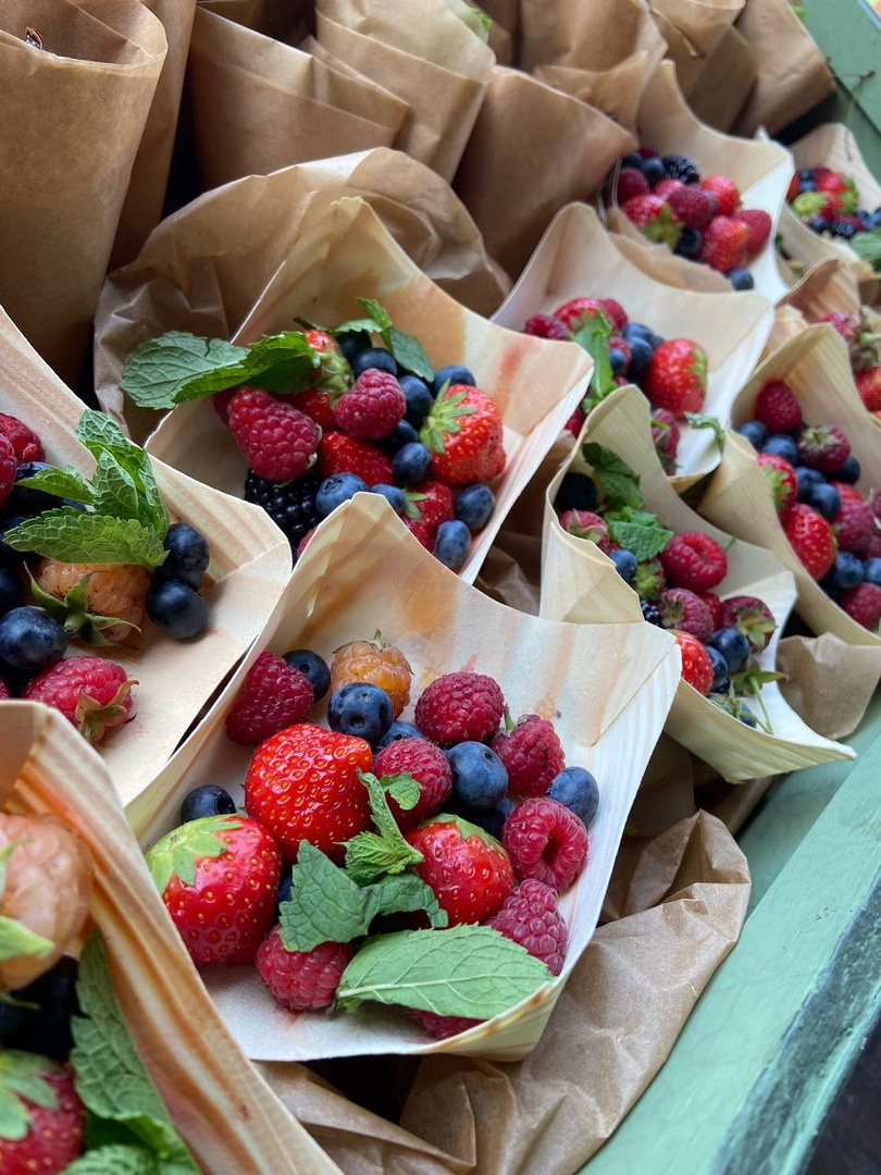 Ягодный чемоданчик. Свадебная площадка РАНЧО