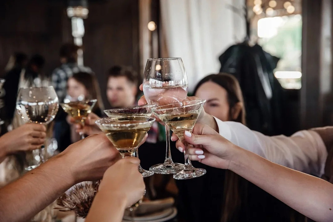 Пирамида из шампанского. Свадебная площадка РАНЧО