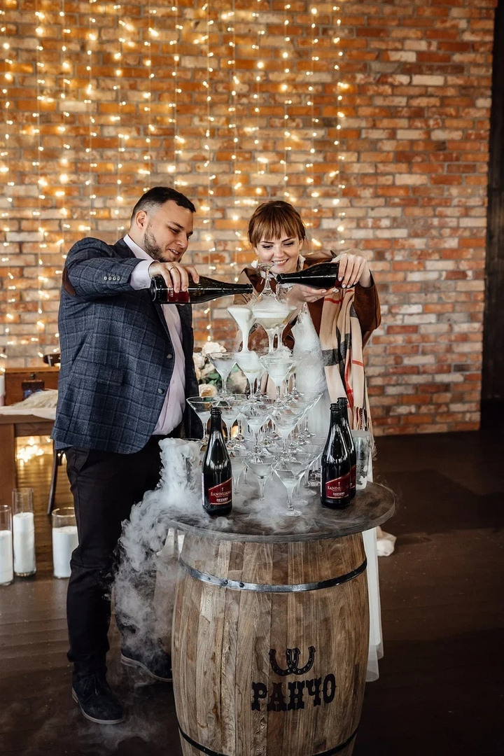 Пирамида из шампанского. Свадебная площадка РАНЧО