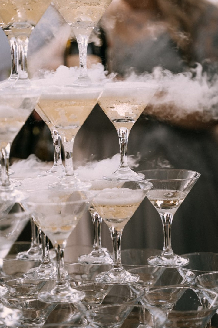 Пирамида из шампанского. Свадебная площадка РАНЧО