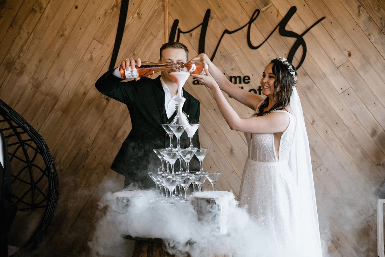 Пирамида из шампанского. Свадебная площадка РАНЧО