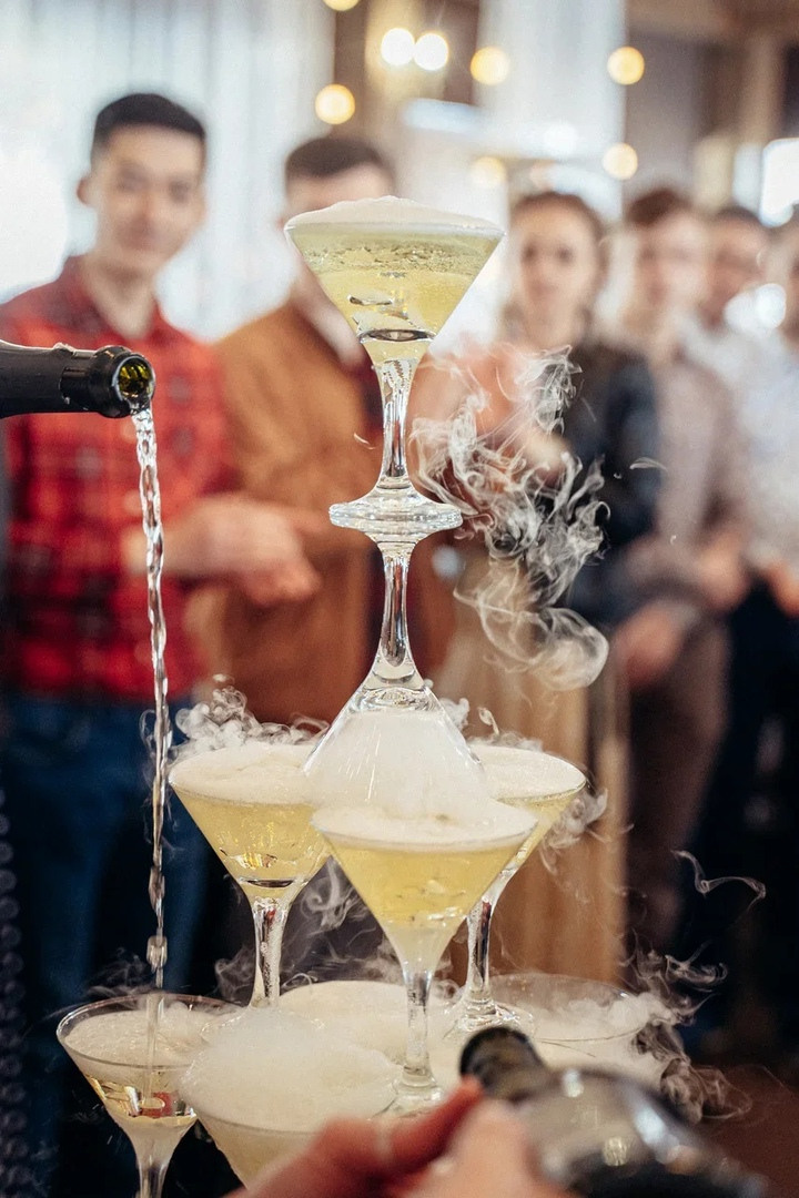 Пирамида из шампанского. Свадебная площадка РАНЧО