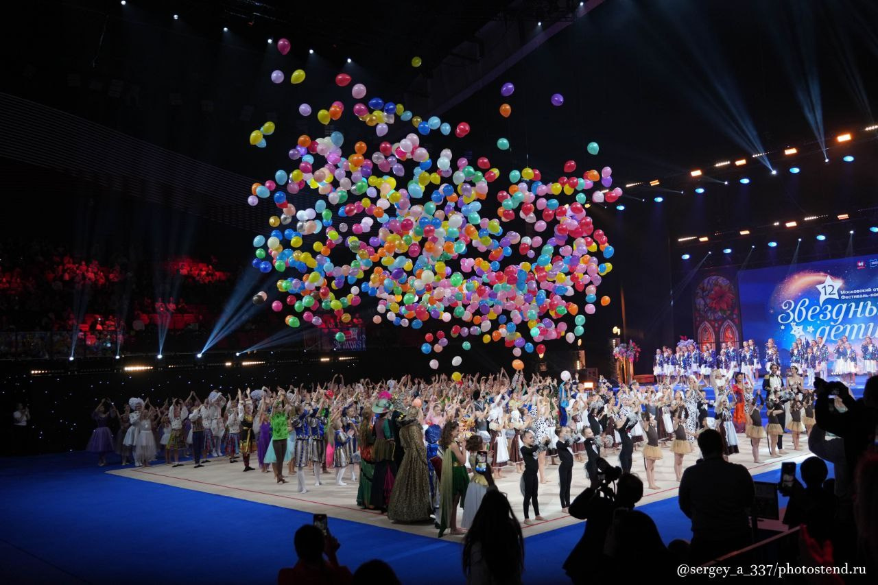 С 24 по 28 октября 2023 года во Дворце гимнастики ИриныВинер-Усмановой состоялся традиционный праздник гимнастики: XII Московскийоткрытый Фестиваль — номинация «Звездные дети».В фестивале приняли участие дети, занимающиеся спортом,вокалом, цирковым, танцевальным, эстрадным и другими видами искусства,обучающиеся в общеобразовательных организациях, организациях дополнительногообразования.Фестивальпроводился по следующим основным номинациям: Искусствогимнастики; Спорт имузыка; Гармониямузыки и движения;Краскиголоса и ритма;Мир образа в движении.Оценивали выступления номинантов Жюри Фестиваля, в составкоторого входили известные российские спортсмены, тренеры, авторитетныеспециалисты в области гимнастики, культуры, музыкального, хореографического ициркового искусства, общественные деятели.По итогам финального этапа были определены ЛауреатыФестиваля и отобраны лучшие коллективы и сольные исполнители для участия в Гала— спектакле Фестиваля-номинации «Звездные дети».Сценарий Гала — спектакля основан на сказочной истории«Хрустальный башмачок». В Гала — спектакле на одной сцене с детьми принялиучастие известные российские спортсмены, артисты театра, певцы и, конечно,номинанты и лауреаты Фестиваля.Директор нашего клуба Свирина Анна Викторовна принялаучастие в гала концерте и сыграла одну из главных ролей в спектакле. Так же вконцерте приняли участие девочки из наших филиалов с профессиональнопоставленным номером под руководством Екатерины Викторовны Свириной и ИнныОлеговна Самойловой.Наш номер занял первое место по баллам жюри и завоевалзвание лауреата в номинации «Спорт и Музыка»! Очень гордимсявыступлением наших спортсменок! Спасибо большое всем девочкам за проявленноеусердие на репетициях, а родителям за поддержку!Во время подготовки к данному мероприятию две воспитанницынашего клуба стали на год мудрее и отметили своё День рождения прямо во Дворцегимнастики, не отрываясь от тренировочного процесса!Хотим поздравить девочек:Самойловой Веронике 27 октября исполнилось 7 лет,Пантелеевой Милане 28 октября исполнилось 10 лет.Хотим пожелать им крепкого здоровья, побольше детскогосчастья ну и конечно же новых побег на соревнованиях!!!