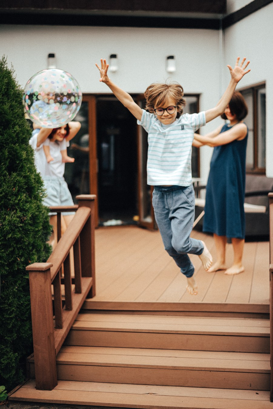 Коля, Ксюша, Саша, Андрей, Кира и бабушки | на даче