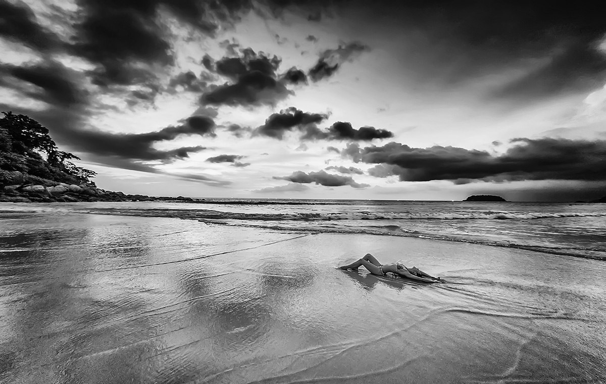 Фотосессия Пхукет фотограф красивая девушка в купальнике на пляже Патонг Ката Карон Найхарн Майкао идея место поза пример фото море волна  заказать фотосъёмку Phuket Patong Naiharn цена стоимость описание фотосессии чёрно-белая чб