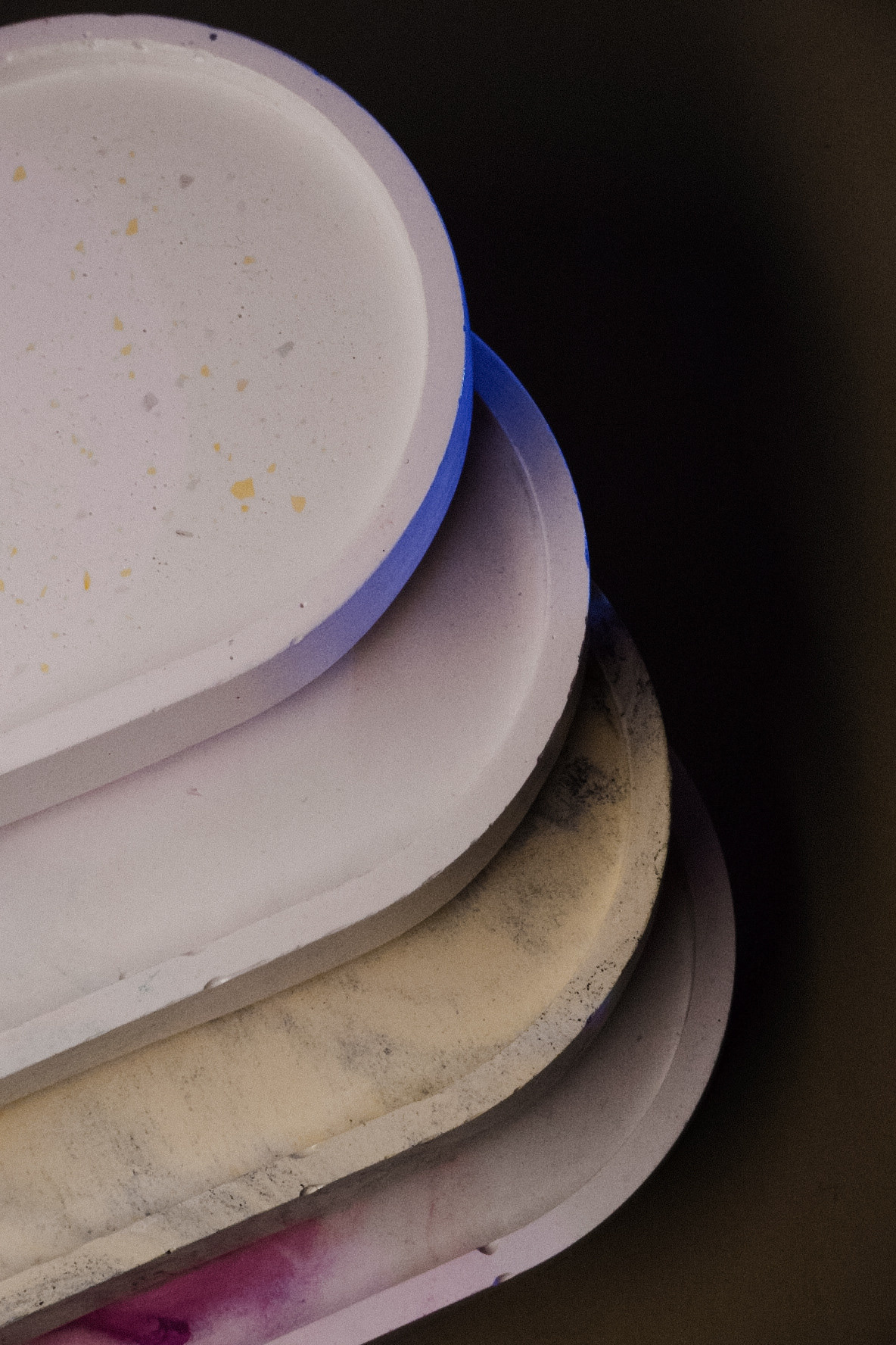 Подносы. Изделия из гипса и соевые свечи ручной работы