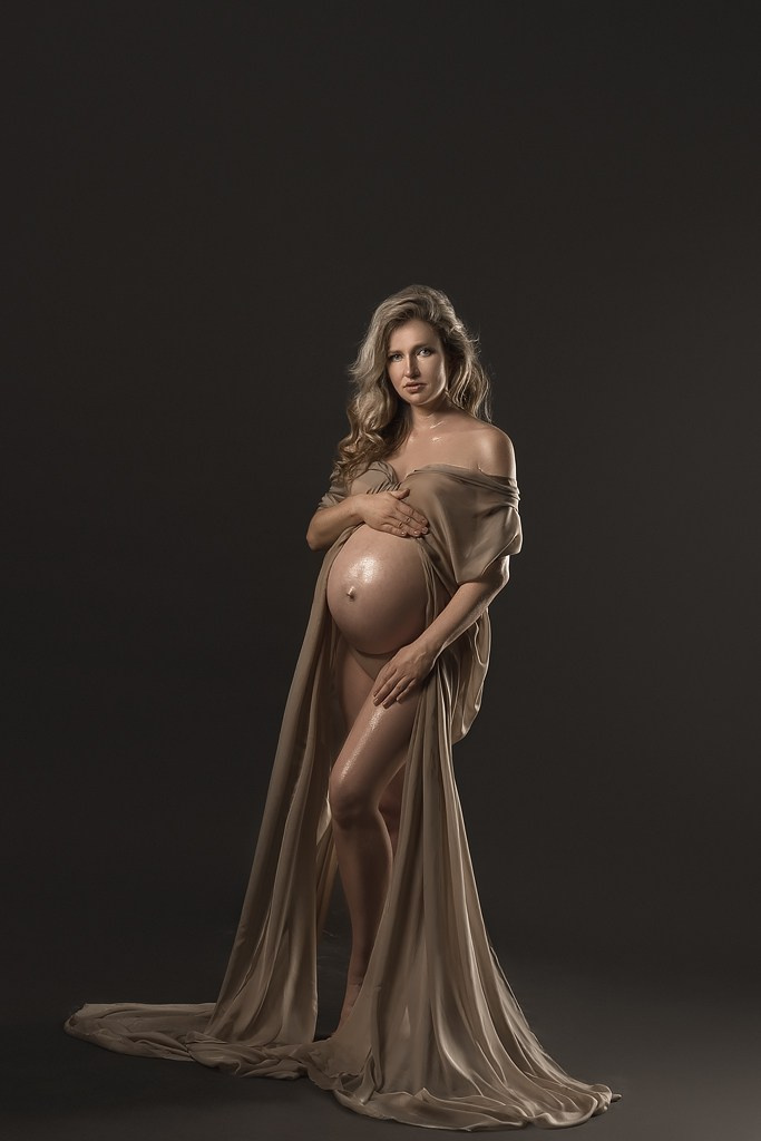 фотосессия беременной в фотостудии на темном фоне в красивом разлетающемся платье, фотография беременности, фотосессия беременных, портрет беременной