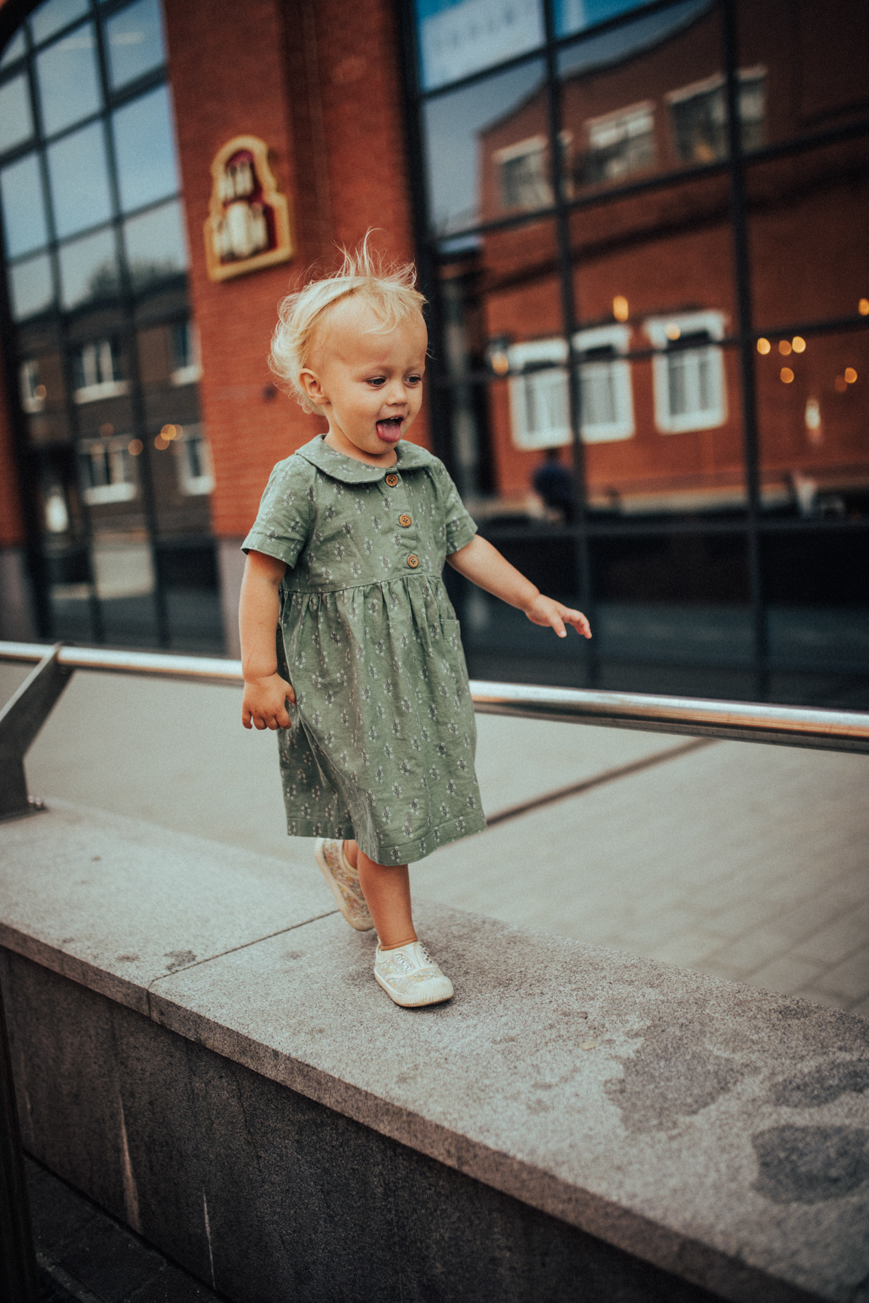 Босиком по мостовой | в городе