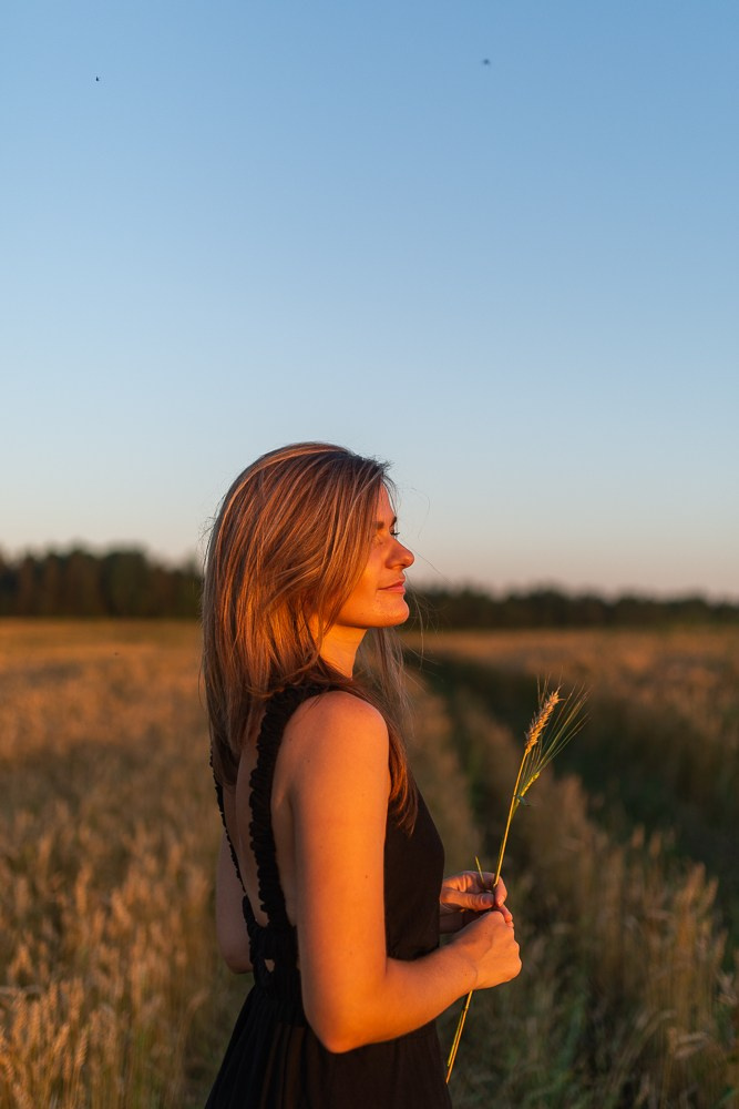 Поле, закат и наши улыбки. Фотограф Мария Ковкова