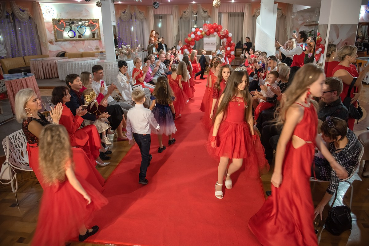 Выпускной в детской школе моделей HAPPYkids 2024. Семейный и коммерческий фотограф в Сочи Александр Бодунов