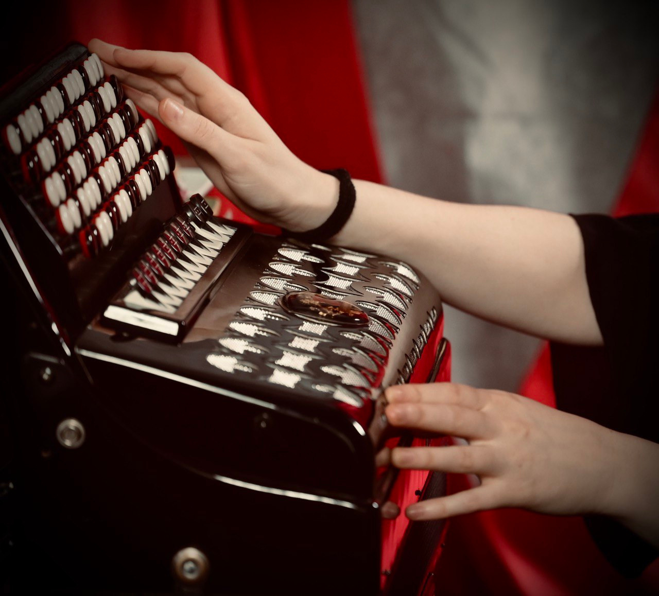 Фотосессия девушки с баяном