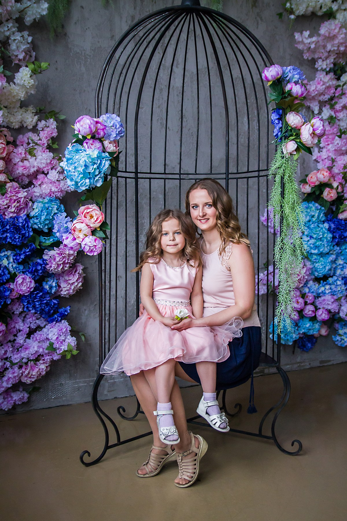 Семейная фотосессия в студии с весенней тематикой, Пасха и кролик. Семейный и детский фотограф в Москве Мария Быкова