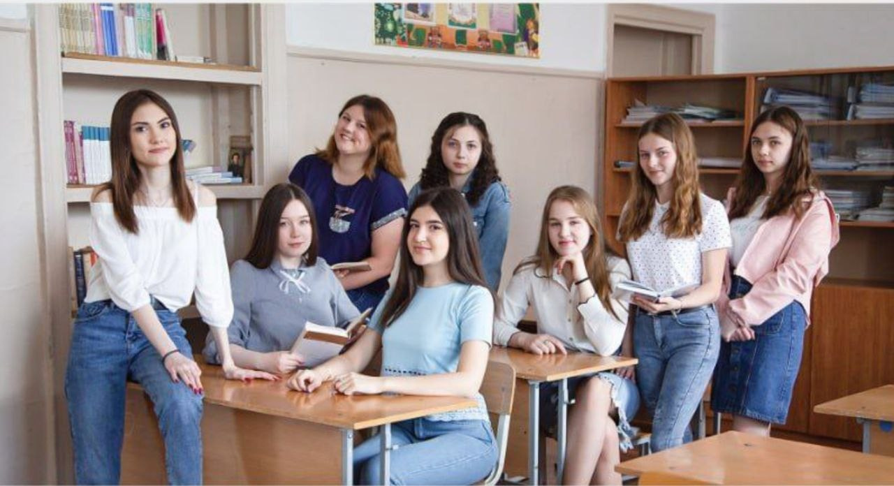 Примеры позировок для школьного альбома в старших классах. Фотограф в Шелехове, лучшие выпускные альбомы в Шелехове