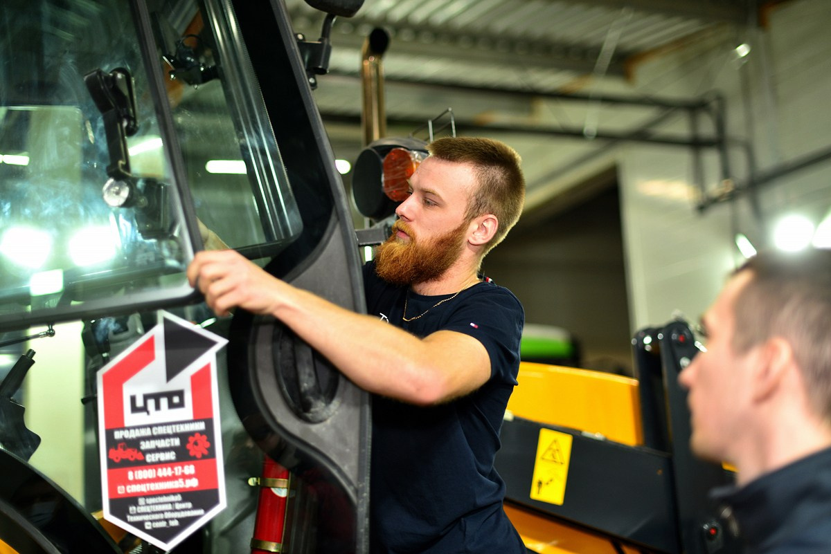 Центр технического обслуживания. Фотограф Сергей Сергеев