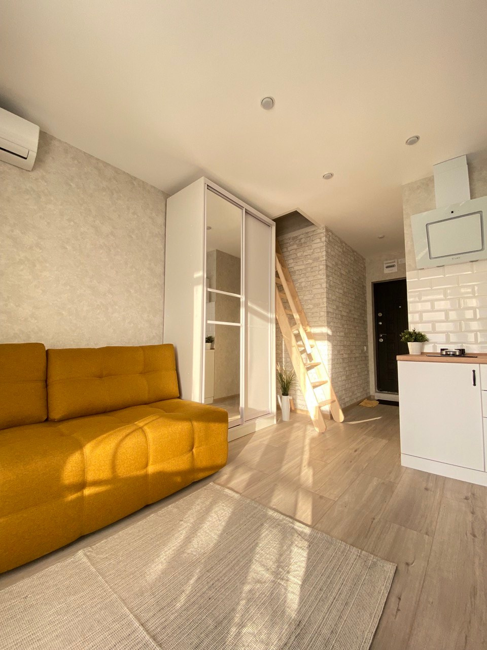 Квартира с мансардой и шикарным балконом! Вид на море и завораживающие закаты!. Квартиры посуточно, длительно в Сочи, LARA APART GROUP