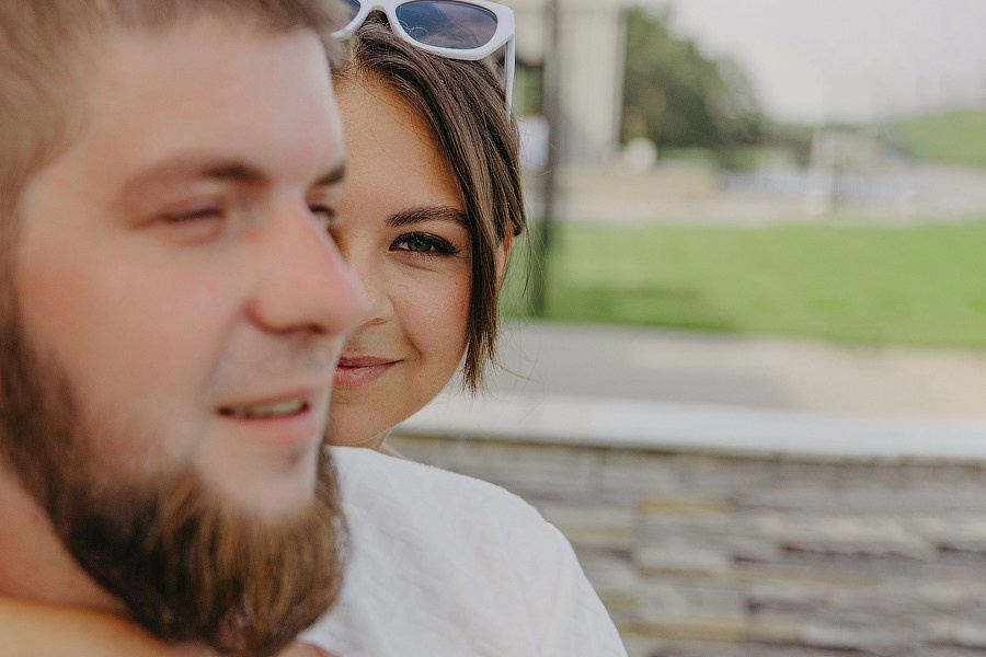 Мария и Руслан улыбаются друг другу в лесу Коприно