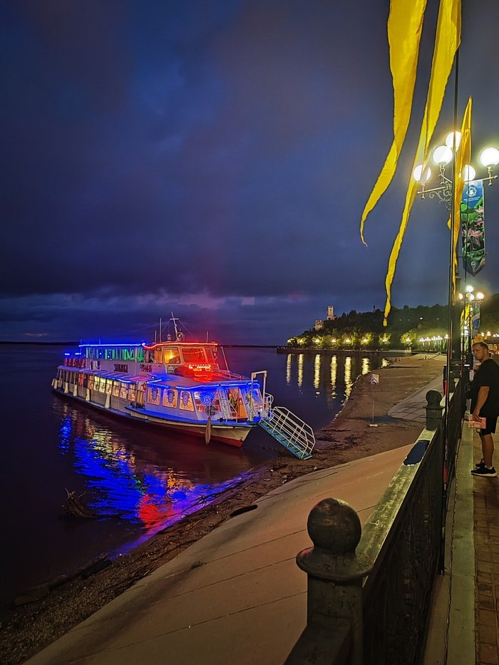 Набережная города Хабаровска ночью, прогулочный корабль 
