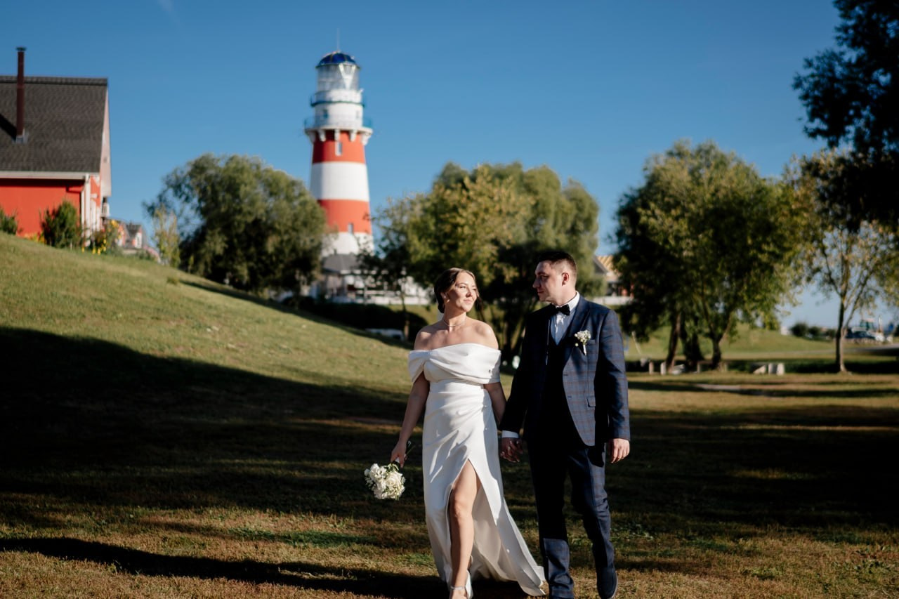 свадьба, свадебный фотограф, свадьба Москва, свадьба Рязань, свадебная прогулка, молодожёны, красивая пара, маяк, маяк Рязань, рыбацкая деревня Рязань