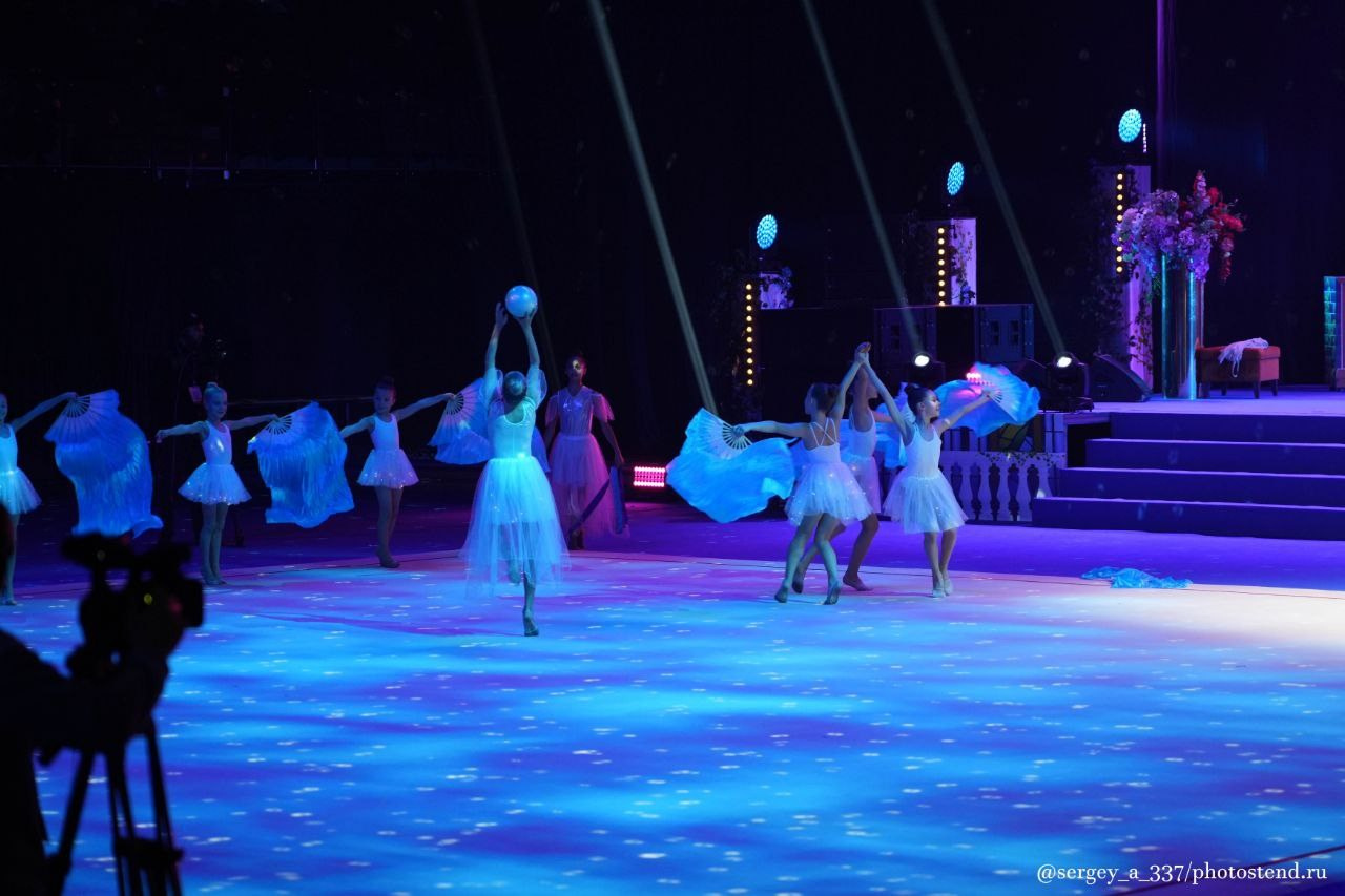 С 24 по 28 октября 2023 года во Дворце гимнастики ИриныВинер-Усмановой состоялся традиционный праздник гимнастики: XII Московскийоткрытый Фестиваль — номинация «Звездные дети».В фестивале приняли участие дети, занимающиеся спортом,вокалом, цирковым, танцевальным, эстрадным и другими видами искусства,обучающиеся в общеобразовательных организациях, организациях дополнительногообразования.Фестивальпроводился по следующим основным номинациям: Искусствогимнастики; Спорт имузыка; Гармониямузыки и движения;Краскиголоса и ритма;Мир образа в движении.Оценивали выступления номинантов Жюри Фестиваля, в составкоторого входили известные российские спортсмены, тренеры, авторитетныеспециалисты в области гимнастики, культуры, музыкального, хореографического ициркового искусства, общественные деятели.По итогам финального этапа были определены ЛауреатыФестиваля и отобраны лучшие коллективы и сольные исполнители для участия в Гала— спектакле Фестиваля-номинации «Звездные дети».Сценарий Гала — спектакля основан на сказочной истории«Хрустальный башмачок». В Гала — спектакле на одной сцене с детьми принялиучастие известные российские спортсмены, артисты театра, певцы и, конечно,номинанты и лауреаты Фестиваля.Директор нашего клуба Свирина Анна Викторовна принялаучастие в гала концерте и сыграла одну из главных ролей в спектакле. Так же вконцерте приняли участие девочки из наших филиалов с профессиональнопоставленным номером под руководством Екатерины Викторовны Свириной и ИнныОлеговна Самойловой.Наш номер занял первое место по баллам жюри и завоевалзвание лауреата в номинации «Спорт и Музыка»! Очень гордимсявыступлением наших спортсменок! Спасибо большое всем девочкам за проявленноеусердие на репетициях, а родителям за поддержку!Во время подготовки к данному мероприятию две воспитанницынашего клуба стали на год мудрее и отметили своё День рождения прямо во Дворцегимнастики, не отрываясь от тренировочного процесса!Хотим поздравить девочек:Самойловой Веронике 27 октября исполнилось 7 лет,Пантелеевой Милане 28 октября исполнилось 10 лет.Хотим пожелать им крепкого здоровья, побольше детскогосчастья ну и конечно же новых побег на соревнованиях!!!