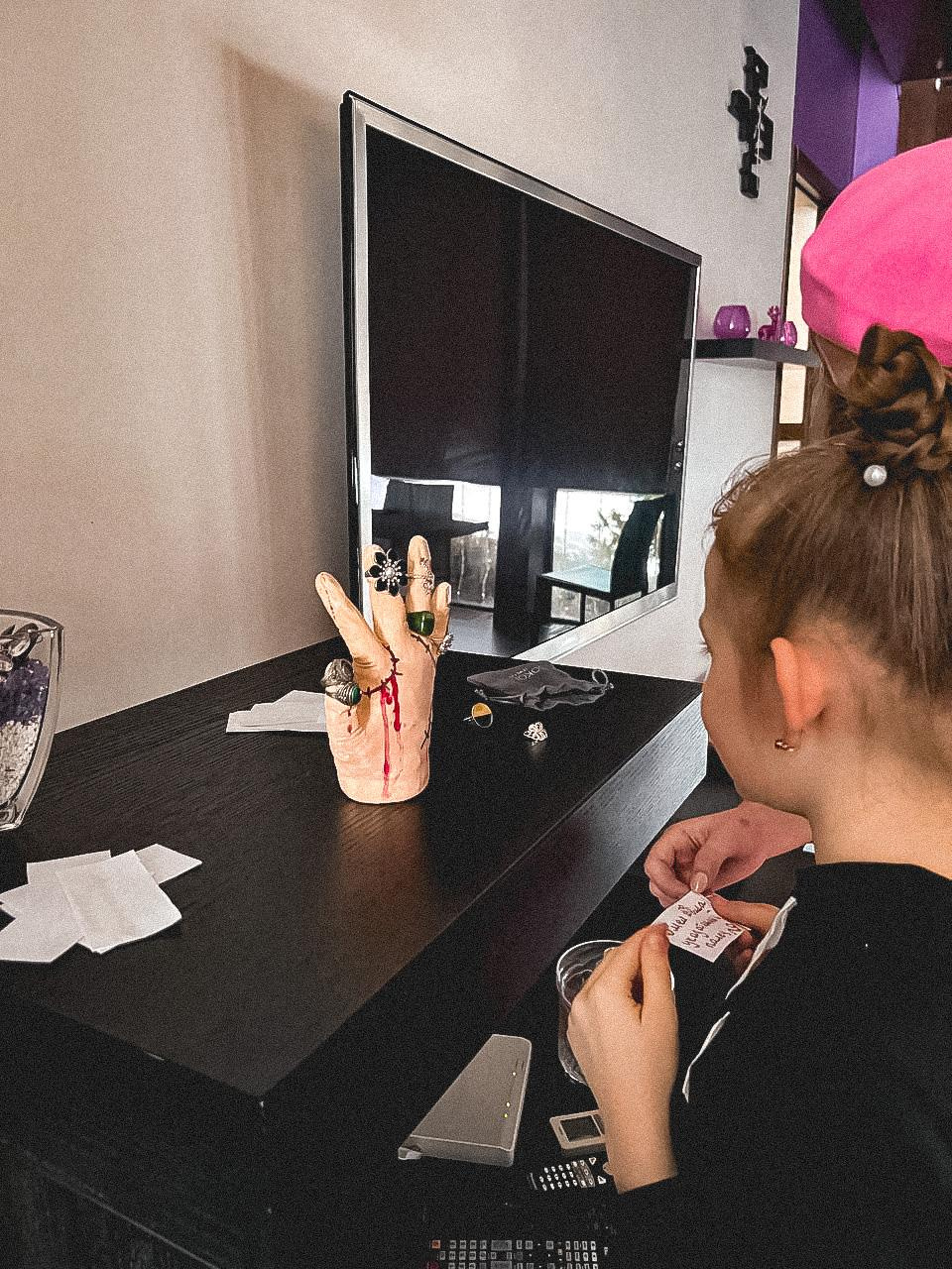 УЭНСДЕЙ АДДАМС: спасти школу Невермор. КАРАМБОЛА: Организация праздников в Москве