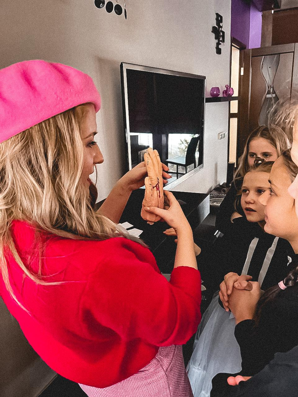 УЭНСДЕЙ АДДАМС: спасти школу Невермор. КАРАМБОЛА: Организация праздников в Москве