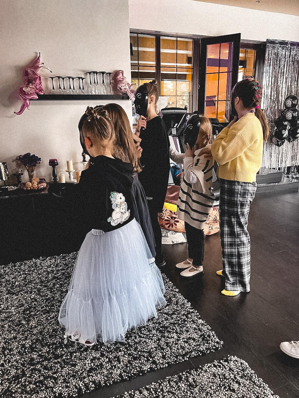 УЭНСДЕЙ АДДАМС: спасти школу Невермор. КАРАМБОЛА: Организация праздников в Москве