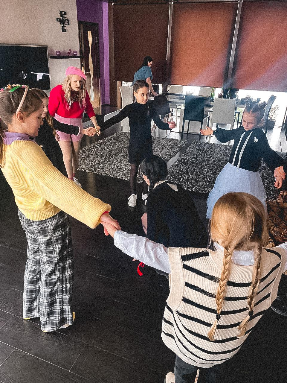 УЭНСДЕЙ АДДАМС: спасти школу Невермор. КАРАМБОЛА: Организация праздников в Москве