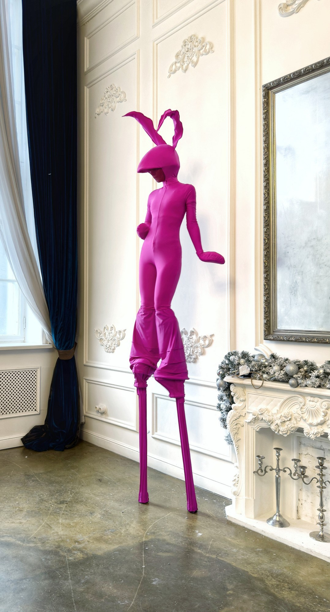 Персонаж Зайчик. Мимы и Ходулисты на встречу гостей. Москва