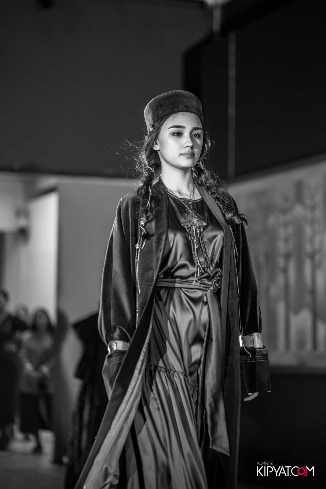 FASHION ПОКАЗ, КАЗАХСКОЙ НАЦИОНАЛЬНОЙ ОДЕЖДЫ. КИПЯТКОМ АЛМАТЫ!