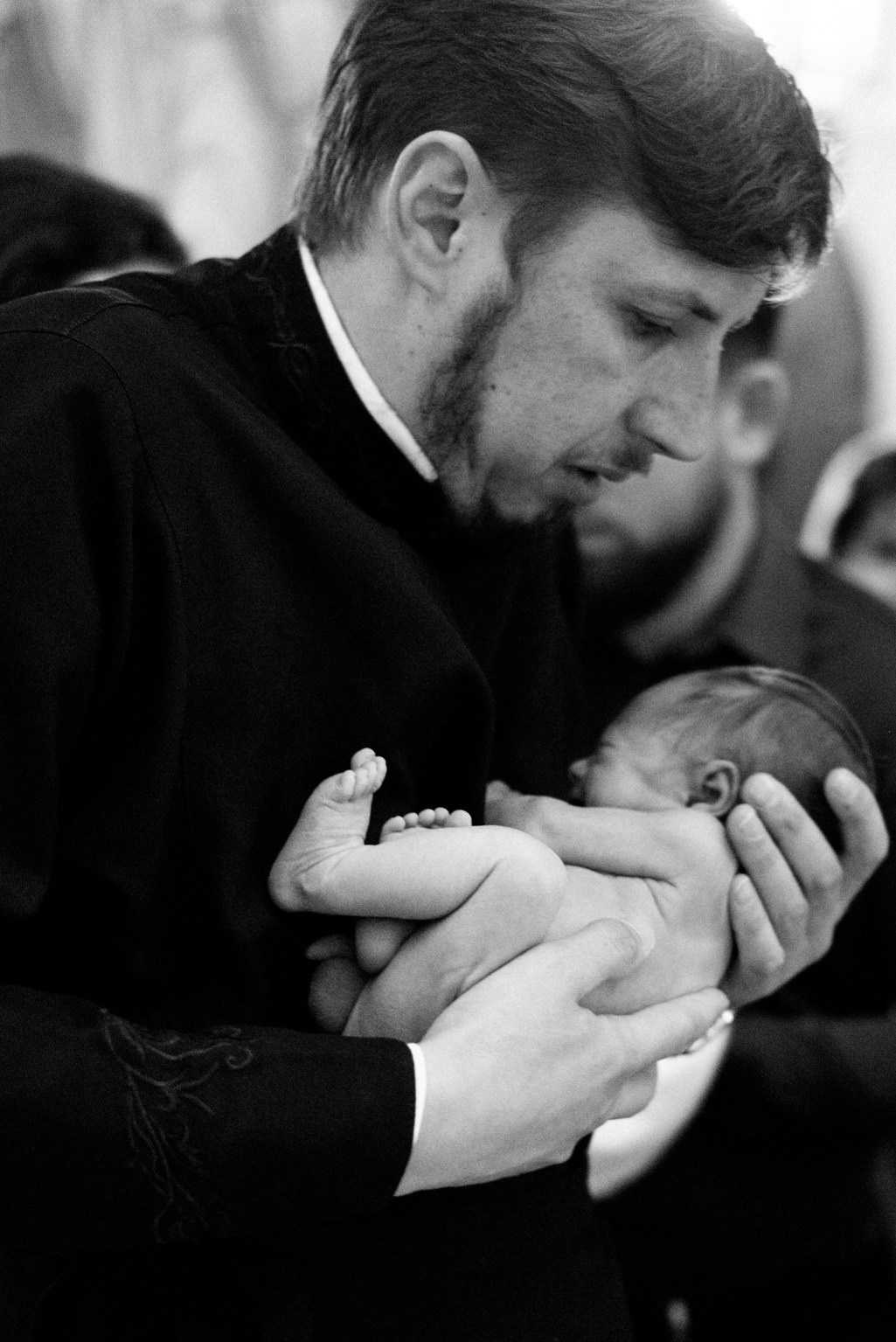 Фотосъемка таинства крещения в черно-белой обработке. Семейный фотограф на крещение, венчание в Иваново Галина Скурихина