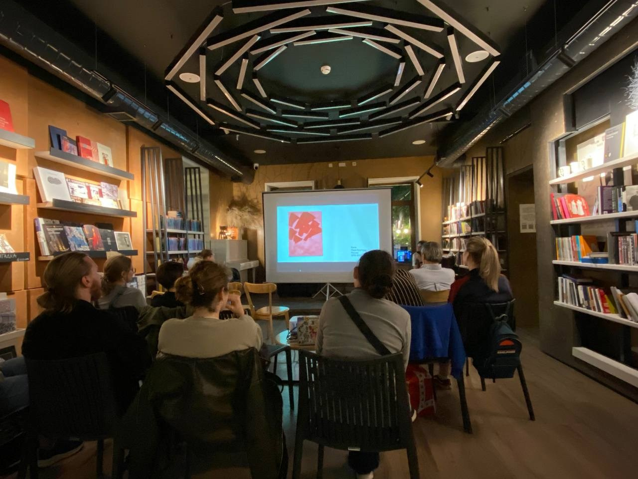 Паблик-ток «Зины и фотокниги как медиум современного художника», Common Ground Books&Spirits, Ереван. Лера Круглова