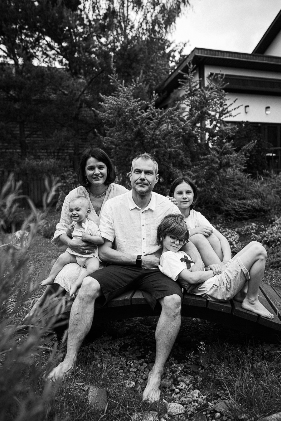 Коля, Ксюша, Саша, Андрей, Кира и бабушки | на даче