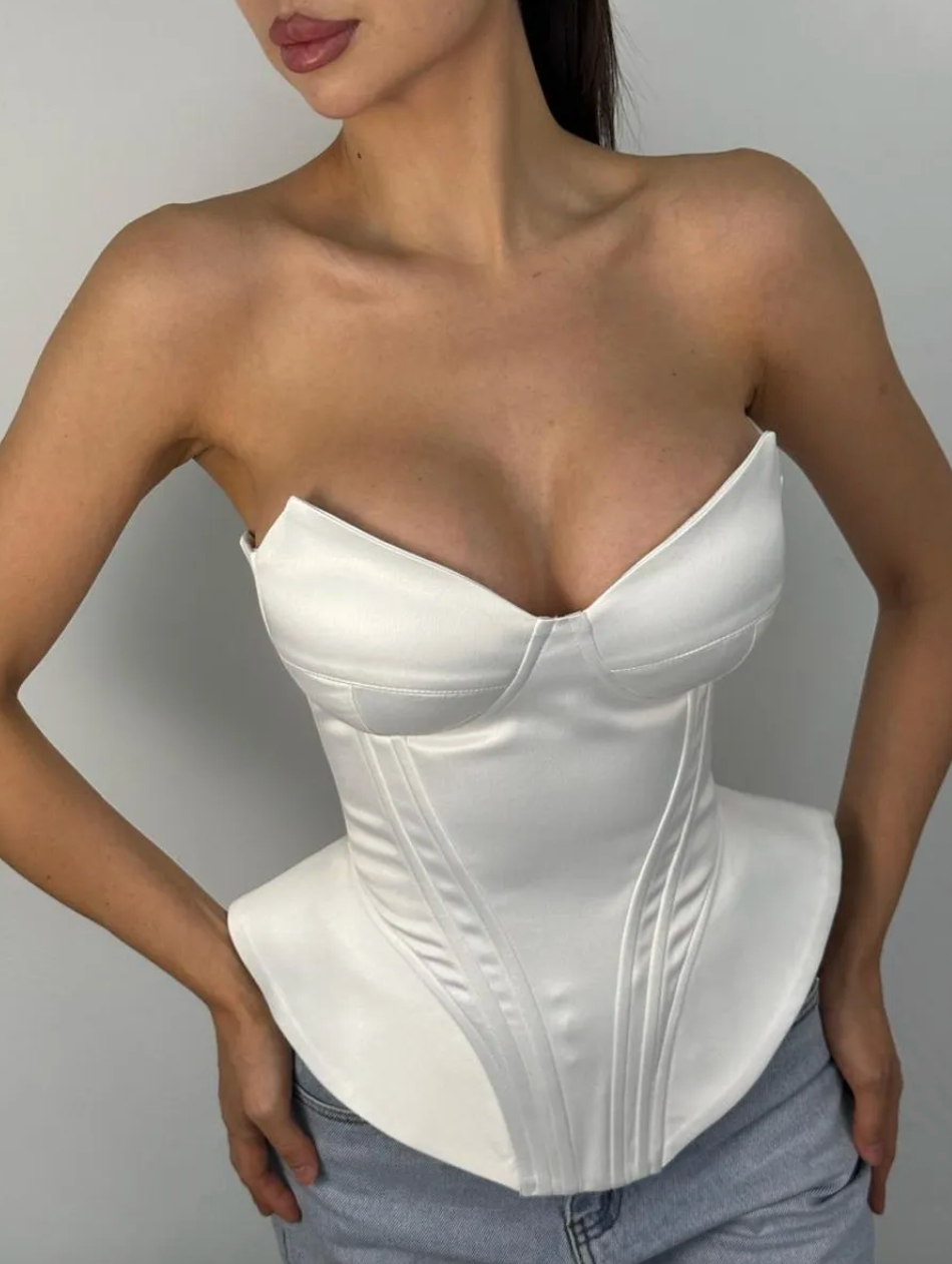 Корсет белый с чашками. Лиза Бродская — фотограф в Москве
