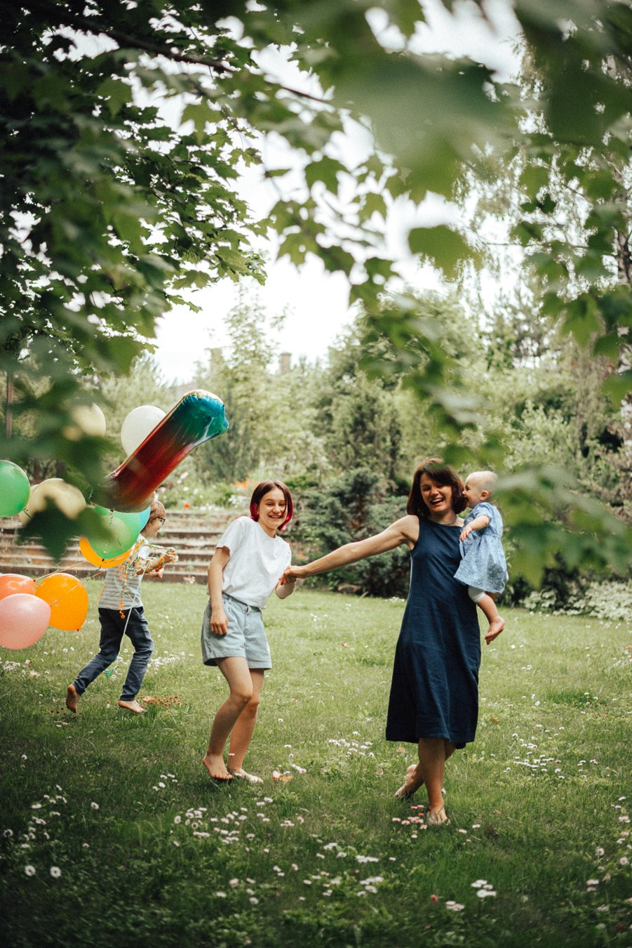 Коля, Ксюша, Саша, Андрей, Кира и бабушки | на даче