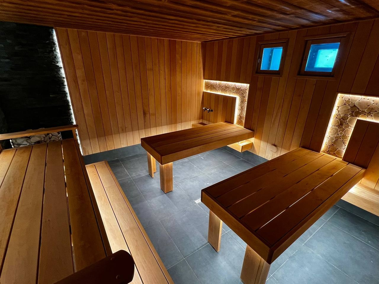 Просторная парная в Хюгге на озере. Создана для работы сразу двух, а то и трех пармастеров. Незабываемое парение обеспечено, проверяли лично. SaunaTopMasters