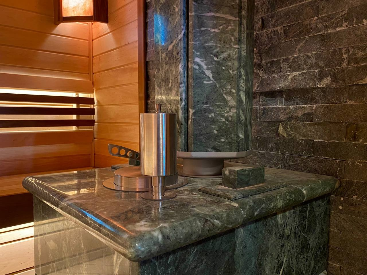 Парная в Токсово: печь Easysteam, ольховые полки с диагональными зашивками, анатомические спинки и мягкий свет солевых ламп. SaunaTopMasters