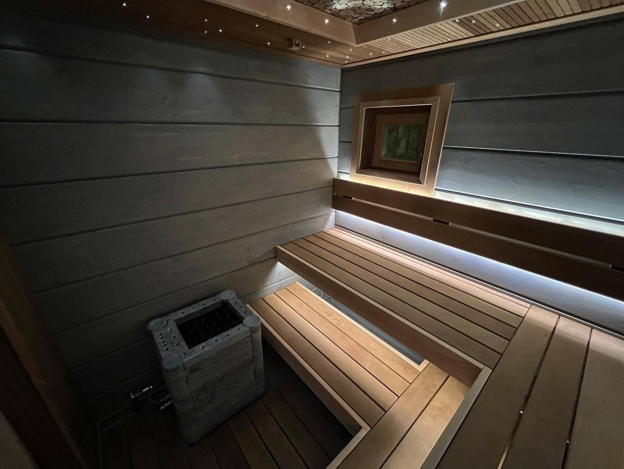 Парная в Орлино: рейка из термоольхи, каменка Sawo Nimbus и можжевеловое панно среди звёздного неба. SaunaTopMasters